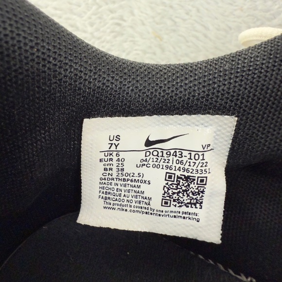 Nike Giannis Immortality 2 GS White Volt Boys Size 7 US - Picture 2 of 16